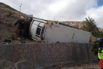 Grave accidente de tráfico de un camión que se precipitó ladera abajo en La Laja/TA.
